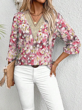 Blusa de mujer con mangas 3/4 de estampado floral completo y remiendo de flor con cuello en V