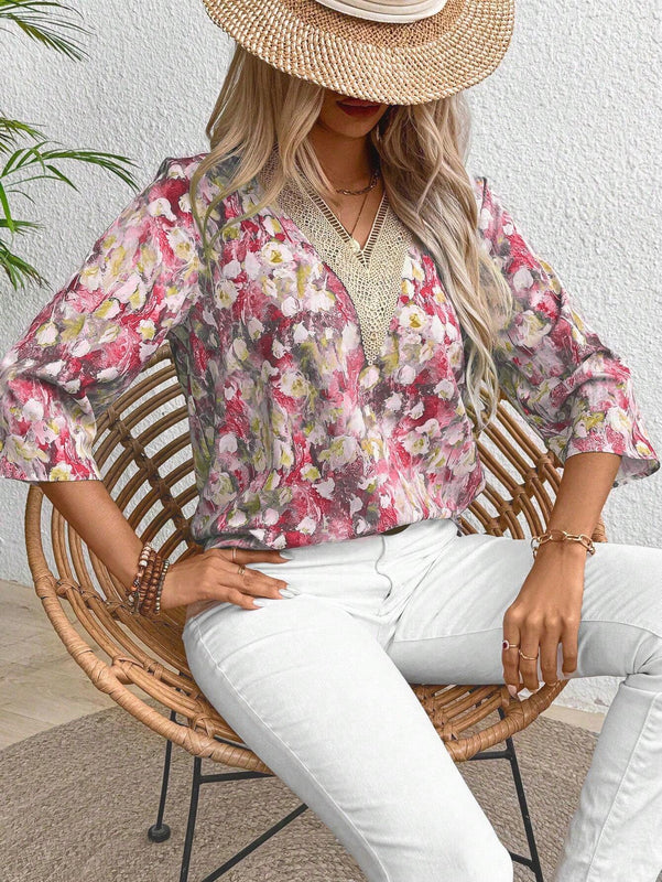 Blusa de mujer con mangas 3/4 de estampado floral completo y remiendo de flor con cuello en V