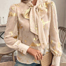 Blusa con lazo en el cuello y estampado grafico
