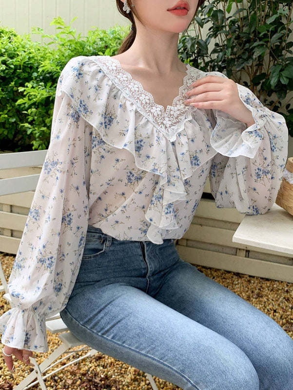 DAZY Camisa de manga larga para mujer con escote en V, estampado floral, manga abombada y dobladillo con volantes