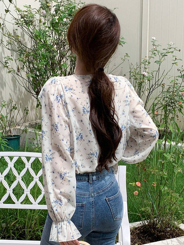 DAZY Camisa de manga larga para mujer con escote en V, estampado floral, manga abombada y dobladillo con volantes