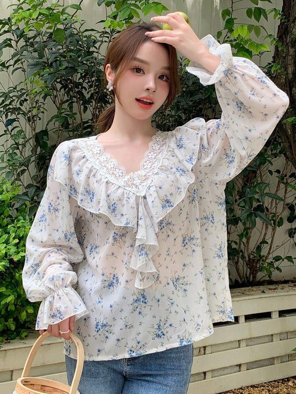 DAZY Camisa de manga larga para mujer con escote en V, estampado floral, manga abombada y dobladillo con volantes