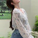 DAZY Camisa de manga larga para mujer con escote en V, estampado floral, manga abombada y dobladillo con volantes