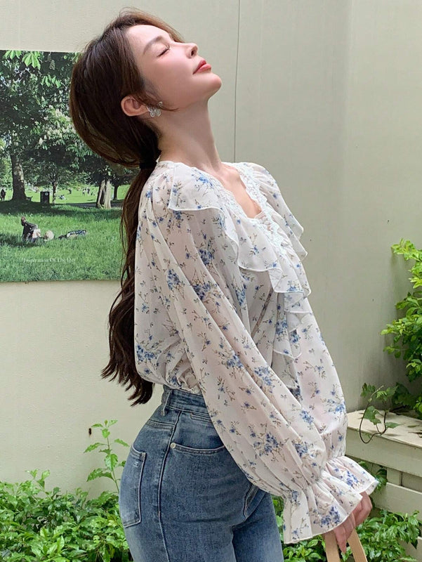 DAZY Camisa de manga larga para mujer con escote en V, estampado floral, manga abombada y dobladillo con volantes