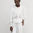 Blusa blanca elegante y holgada para mujer con cuello redondo, ribete de volantes, semi-transparente, mangas acampanadas y diseno delicado