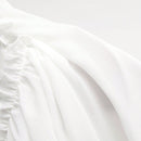 Blusa blanca elegante y holgada para mujer con cuello redondo, ribete de volantes, semi-transparente, mangas acampanadas y diseno delicado