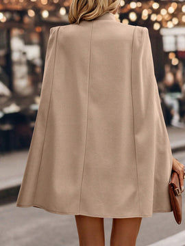 Clasi abrigo elegante de unicolor con doble botonadura, cuello alto y mangas tipo capa