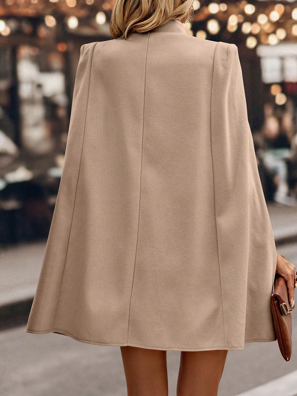 Clasi abrigo elegante de unicolor con doble botonadura, cuello alto y mangas tipo capa