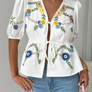 Camisa de verano de mujeres con manga corta, lazo decorativo y bordado