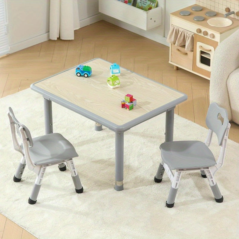 Conjunto de mesa y sillas, que mide 80.01 cm de largo por 59.94 cm de ancho, con una mesa de actividades duradera con patas de acero inoxidable, acompañada de dos sillas con cubiertas antideslizantes para los pies y un tablero de mesa estilo graffiti.