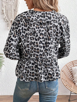 Blusa con estampado de leopardo, dobladillo con lazo y borde de volantes