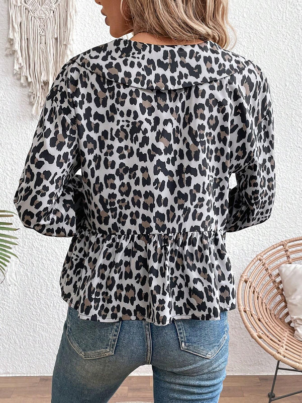 Blusa con estampado de leopardo, dobladillo con lazo y borde de volantes