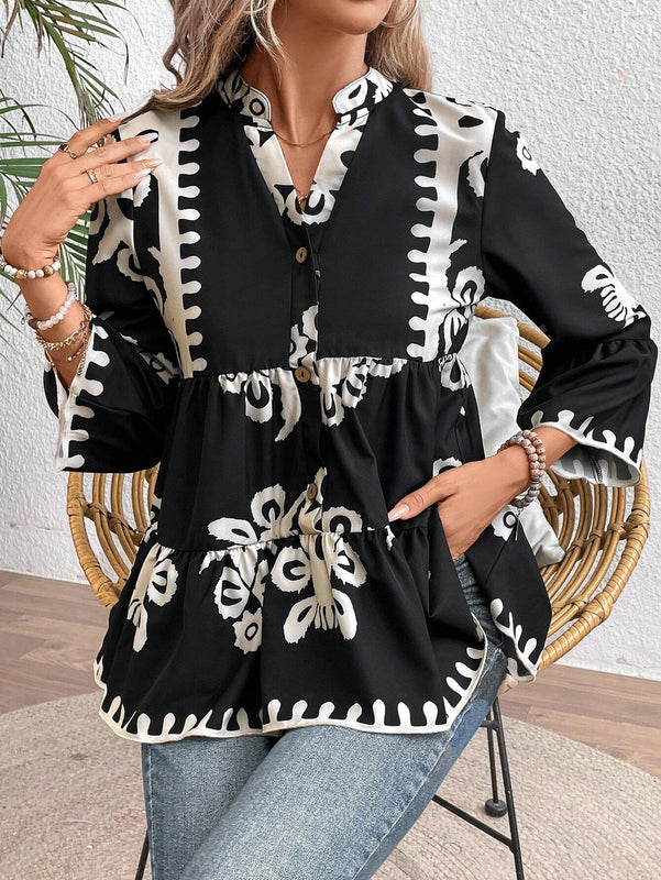 Blusa de mujeres con capas multiples y botones medio abiertos con ribete de volantes