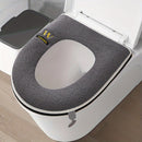 1 pieza, funda de cojín de asiento de inodoro reforzado, alfombra de felpa gris con logotipo "W", compatible con todos los inodoros, accesorio de baño cómodo, funda de cojín de asiento de inodoro.