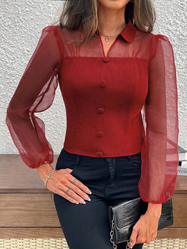 Camisa de mujer con estilo frances, con insercion de malla en las mangas cortas y pequeno cuello con solapas, para verano