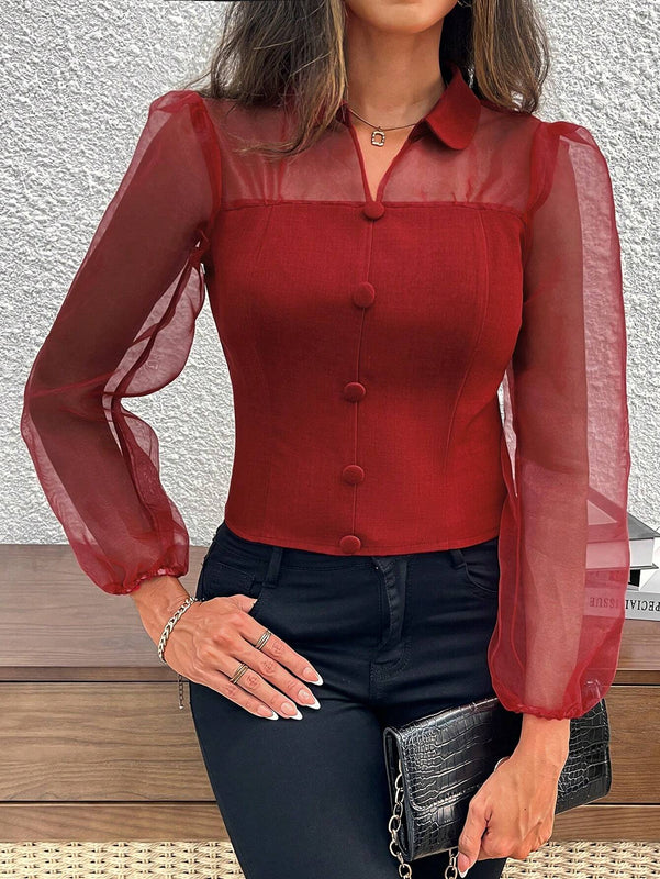 Camisa de mujer con estilo frances, con insercion de malla en las mangas cortas y pequeno cuello con solapas, para verano