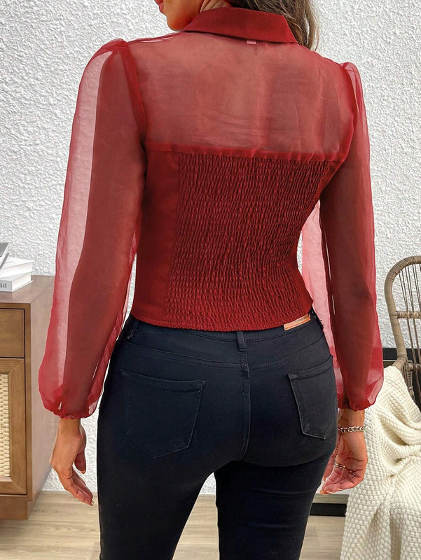 Camisa de mujer con estilo frances, con insercion de malla en las mangas cortas y pequeno cuello con solapas, para verano