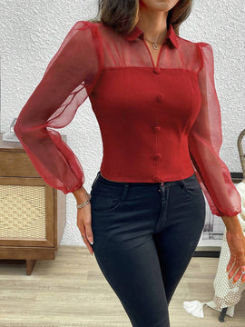 Camisa de mujer con estilo frances, con insercion de malla en las mangas cortas y pequeno cuello con solapas, para verano