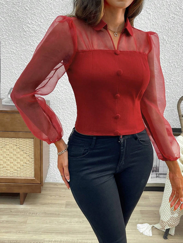 Camisa de mujer con estilo frances, con insercion de malla en las mangas cortas y pequeno cuello con solapas, para verano