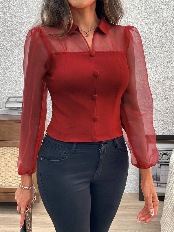 Camisa de mujer con estilo frances, con insercion de malla en las mangas cortas y pequeno cuello con solapas, para verano