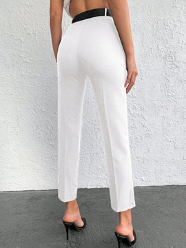 Pantalones cortos de color solido de ajuste delgado con bolsillos diagonales
