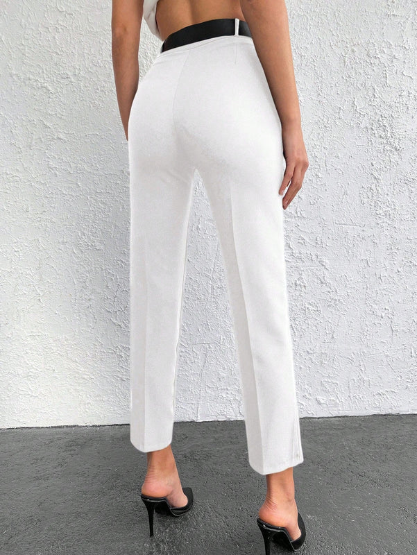Pantalones cortos de color solido de ajuste delgado con bolsillos diagonales