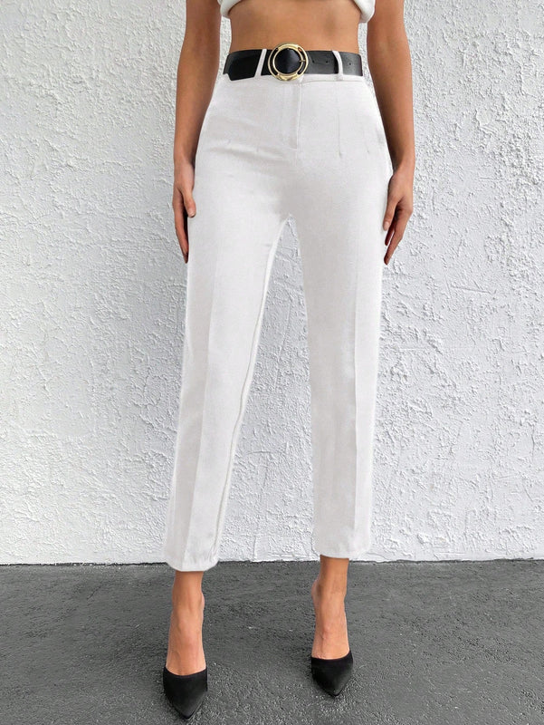 Pantalones cortos de color solido de ajuste delgado con bolsillos diagonales