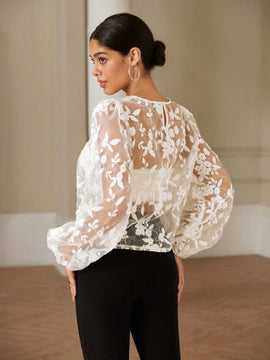 Exquisita, elegante y pesada camisa corta de manga larga con bordados transparentes y gracia