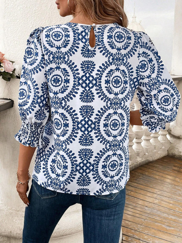 Blusa de mujer para principios del otono, de longitud media, con cuello redondo y estampado de patron rural en azul y blanco