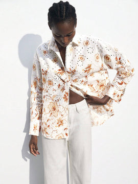 Camisa con estampado floral y hombros caidos