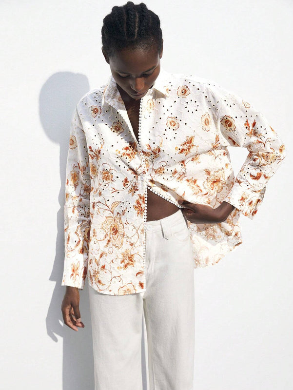 Camisa con estampado floral y hombros caidos