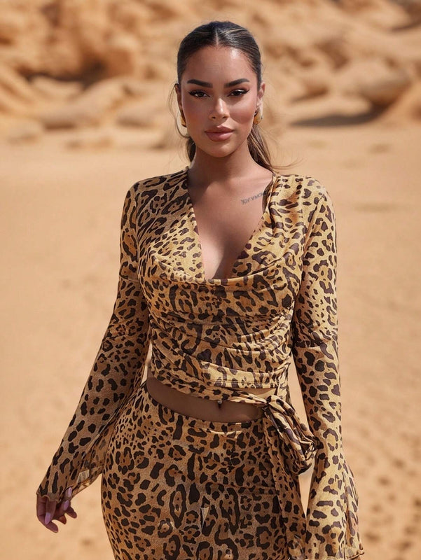 Blusa de malla traslucida con estampado de leopardo para mujer con cuello drapeado y lazo en la parte delantera