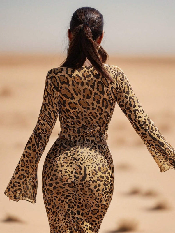 Blusa de malla traslucida con estampado de leopardo para mujer con cuello drapeado y lazo en la parte delantera