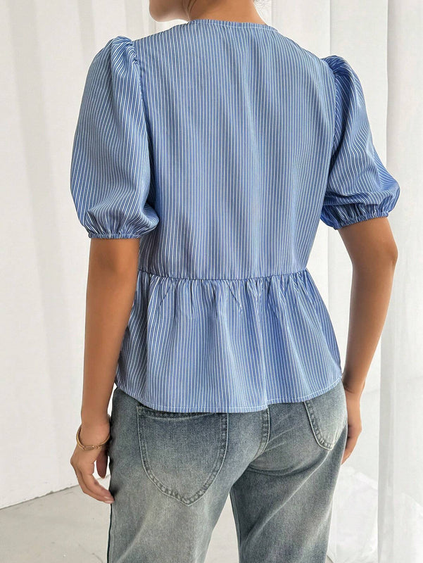 Camisa de mujer de manga corta azul con lazo frontal