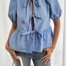 Camisa de mujer de manga corta azul con lazo frontal