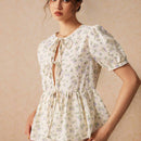 Camisa casual de manga corta con cuello redondo para mujer con estampado de flores, dobladillo con volantes y delantera atada, estilo 'Bridgerton' para verano