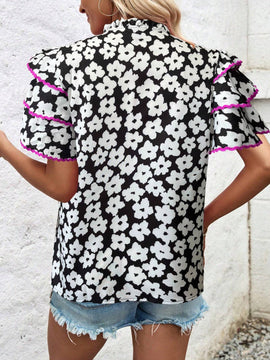 Camiseta casual con mangas en forma de paraguas y parches florales de encaje para mujeres, diseno de impresion aleatorio