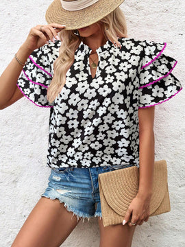 Camiseta casual con mangas en forma de paraguas y parches florales de encaje para mujeres, diseno de impresion aleatorio