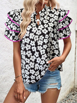 Camiseta casual con mangas en forma de paraguas y parches florales de encaje para mujeres, diseno de impresion aleatorio