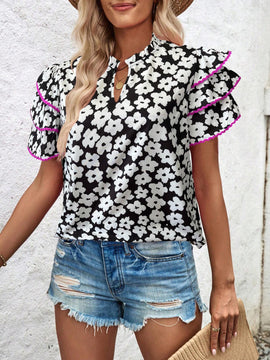 Camiseta casual con mangas en forma de paraguas y parches florales de encaje para mujeres, diseno de impresion aleatorio