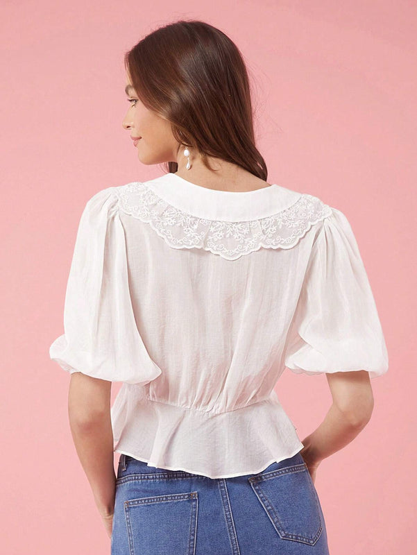 Blusa de femmes con cuello Peter Pan, contraste de color y ribete de encaje, manga abullonada y dobladillo con volante