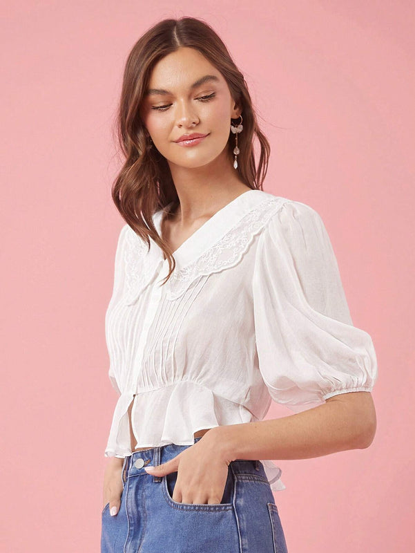 Blusa de femmes con cuello Peter Pan, contraste de color y ribete de encaje, manga abullonada y dobladillo con volante