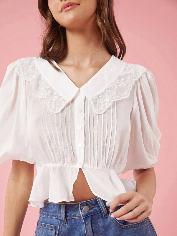 Blusa de femmes con cuello Peter Pan, contraste de color y ribete de encaje, manga abullonada y dobladillo con volante