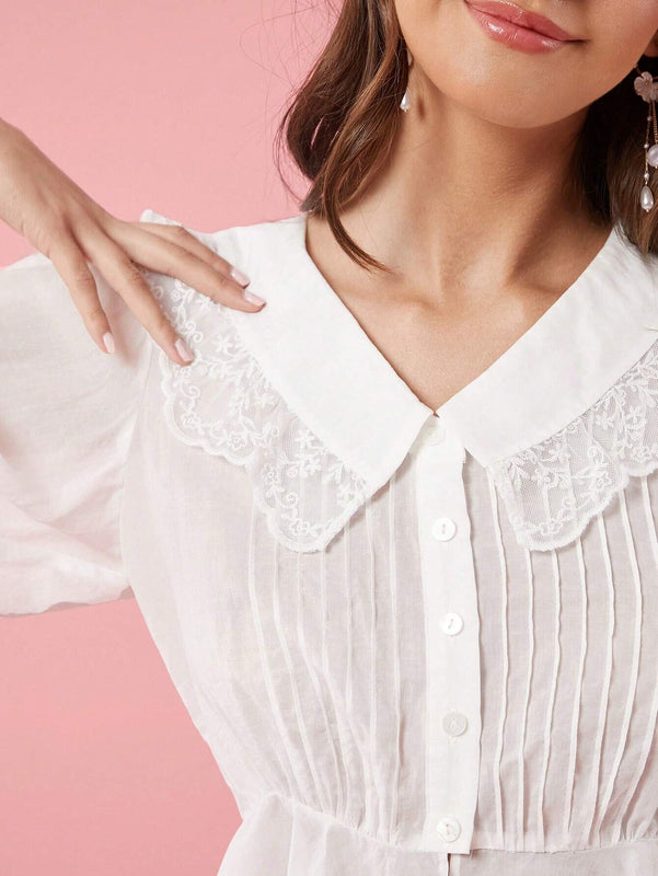 Blusa de femmes con cuello Peter Pan, contraste de color y ribete de encaje, manga abullonada y dobladillo con volante