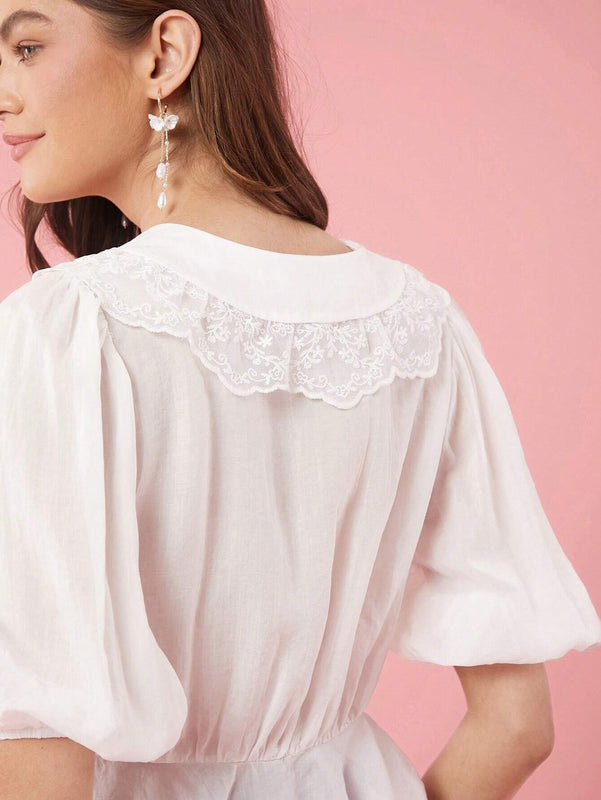 Blusa de femmes con cuello Peter Pan, contraste de color y ribete de encaje, manga abullonada y dobladillo con volante