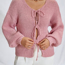 Frenchy cardigan de punto unicolor de color rosa palido con cinturon delantero, se puede usar sobre una camiseta