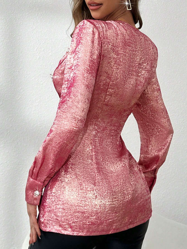 Camisa informal con cuello en V y cincha en la cintura de tela dorada metalica