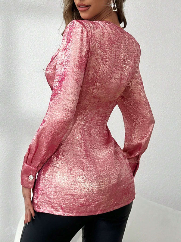 Camisa informal con cuello en V y cincha en la cintura de tela dorada metalica