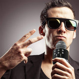 Micrófono Karaoke Bluetooth Parlantes Integrados para IOS y Android RF 858