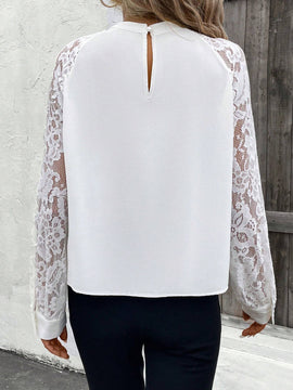 Camisa blanca elegante para mujer para uso diario y en el trabajo con diseno romantico y mangas de encaje empalmado y detalle de escote con cerradura